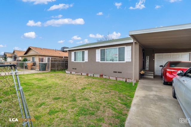 view of front of house featuring stucco siding, concrete driveway, fence, a carport, and a front lawn