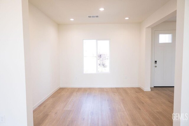 16615 Chloe Ct, Bakersfield, CA 93314 - unfurnished room featuring light wood-style floors, baseboards, recessed lighting, and visible vents