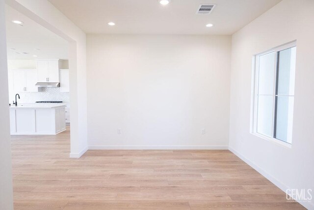 16615 Chloe Ct, Bakersfield, CA 93314 - empty room with visible vents, baseboards, recessed lighting, a sink, and light wood-style flooring