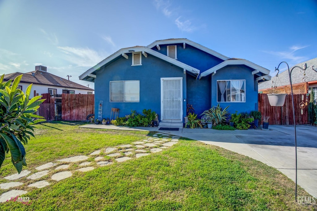 bungalow-style house featuring a front lawn