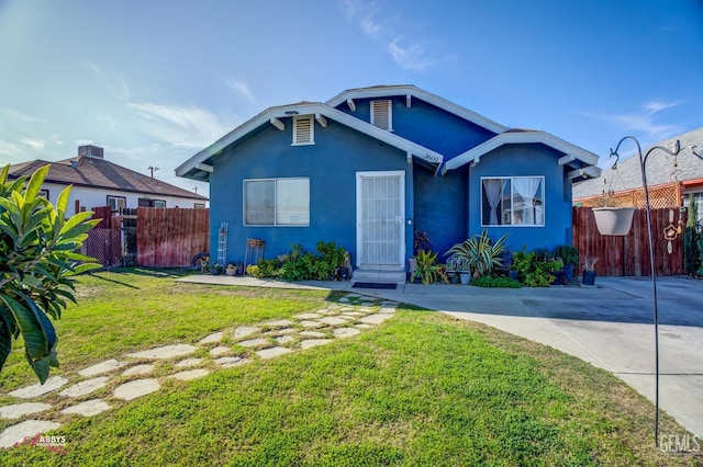 bungalow-style house featuring a front lawn