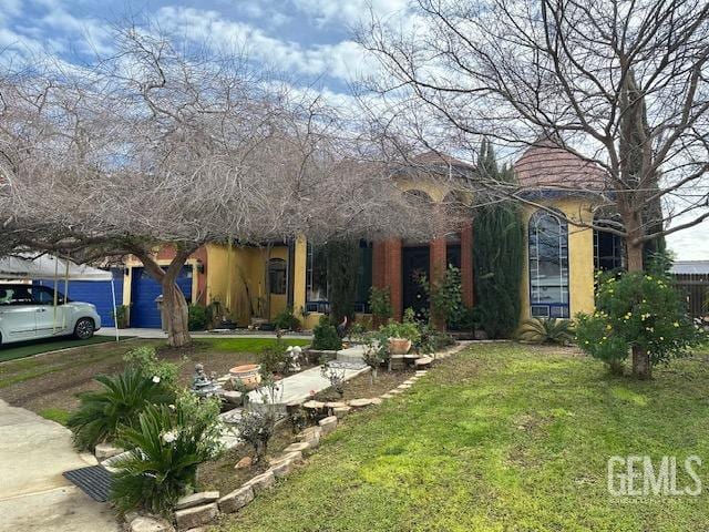 view of front of house featuring a front yard