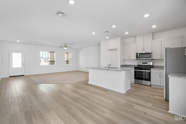 kitchen featuring a sink, visible vents, stainless steel appliances, recessed lighting, and a ceiling fan