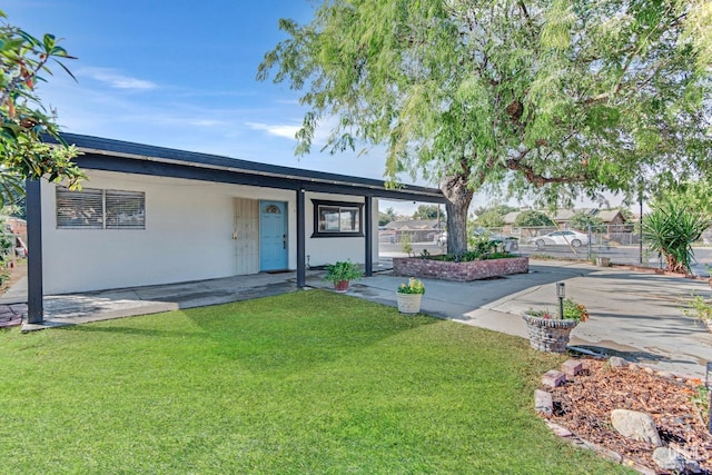 view of front of home featuring a front lawn