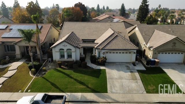 view of front facade featuring a front lawn and a garage