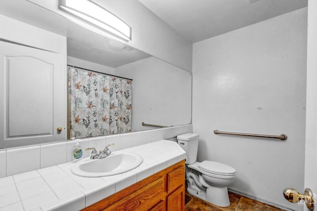 full bathroom featuring vanity, toilet, and a shower with curtain