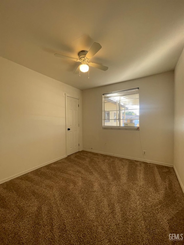 carpeted empty room featuring ceiling fan