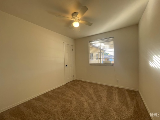 carpeted empty room featuring ceiling fan