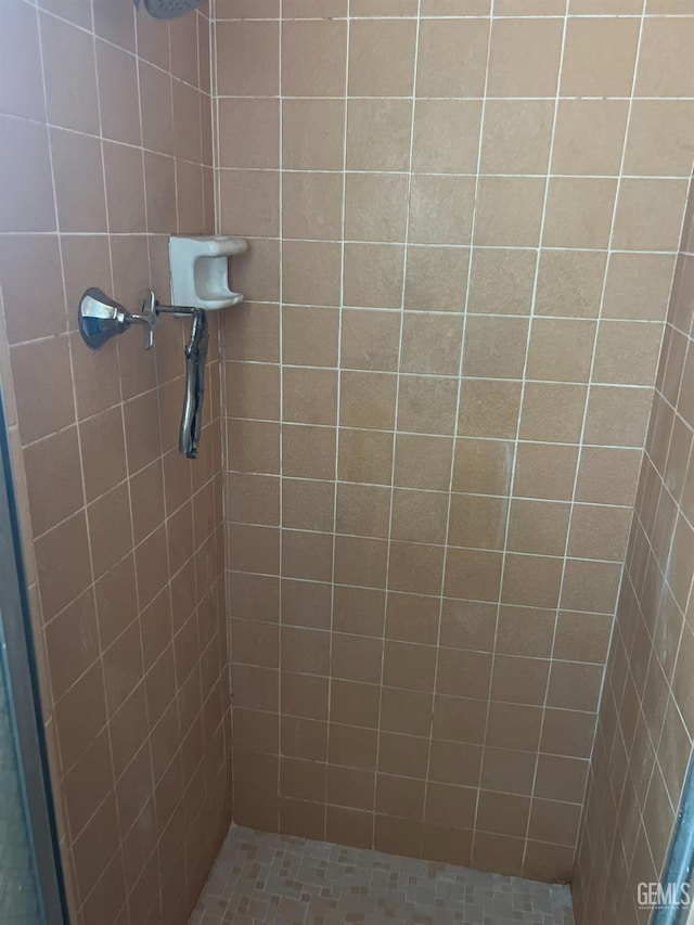 bathroom featuring a tile shower