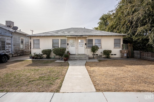 view of front of property featuring a front yard