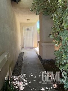 10011 Grand View Summit Dr, Bakersfield, CA 93311 - doorway to property featuring stucco siding