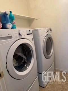 10011 Grand View Summit Dr, Bakersfield, CA 93311 - laundry room featuring independent washer and dryer and baseboards