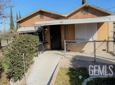 view of front of property featuring fence and stucco siding