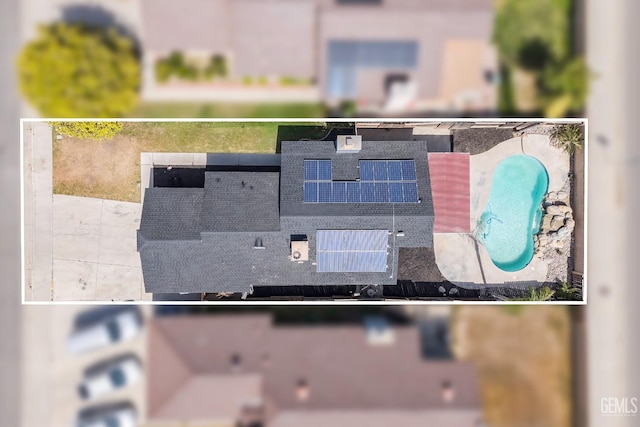 1317 Canyon Ct, Bakersfield, CA 93307 - aerial view of property and surrounding area with property boundaries highlighted and a pool area