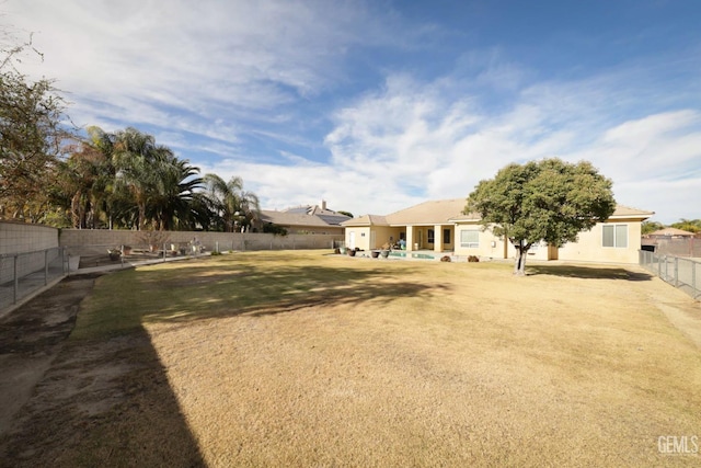 view of yard with a pool