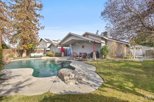 501 Reed St, Bakersfield, CA 93314 - view of swimming pool featuring a ceiling fan and a patio
