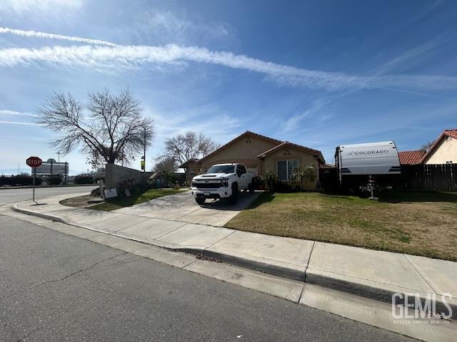 view of front of property with a front yard and driveway