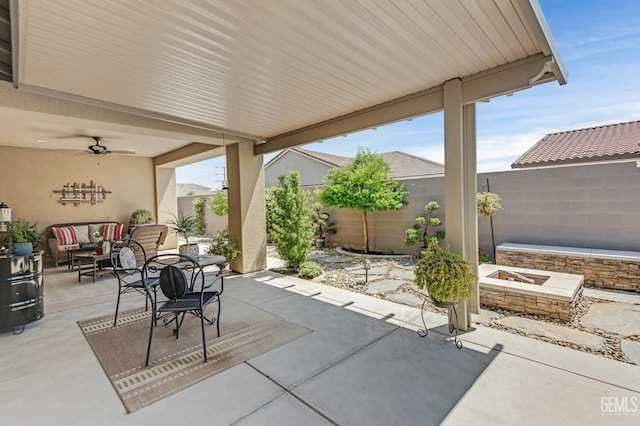 view of patio featuring a fenced backyard, an outdoor living space with a fire pit, and ceiling fan