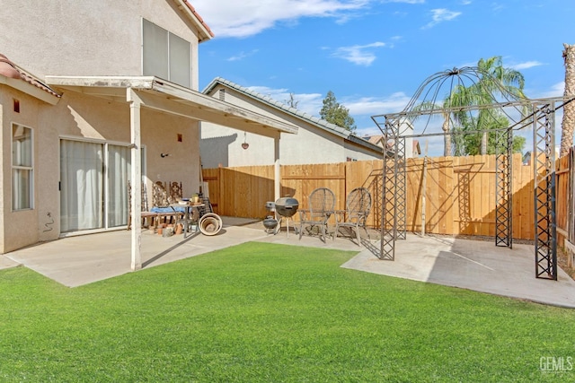 view of yard featuring a patio