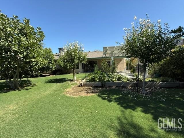 7009 Quailwood Dr, Bakersfield, CA 93309 - view of grassy yard