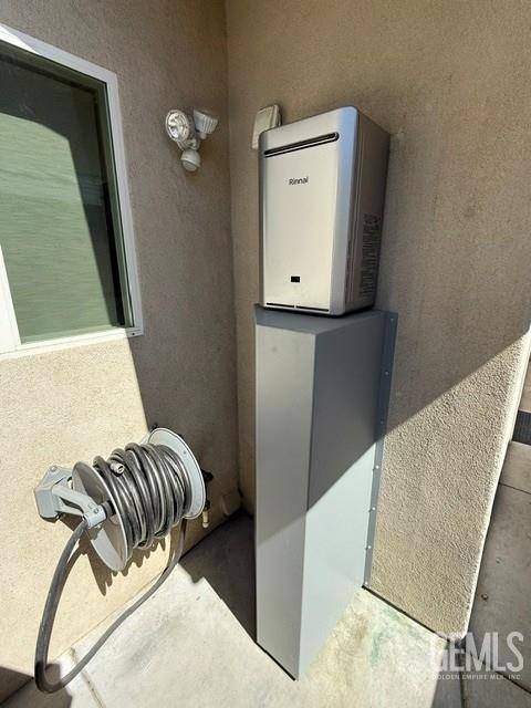7009 Quailwood Dr, Bakersfield, CA 93309 - exterior view of stucco siding