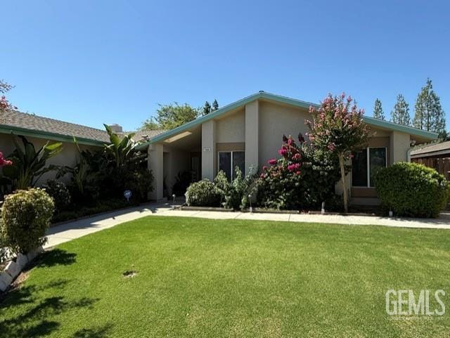 7009 Quailwood Dr, Bakersfield, CA 93309 - view of front of home with a front yard and stucco siding