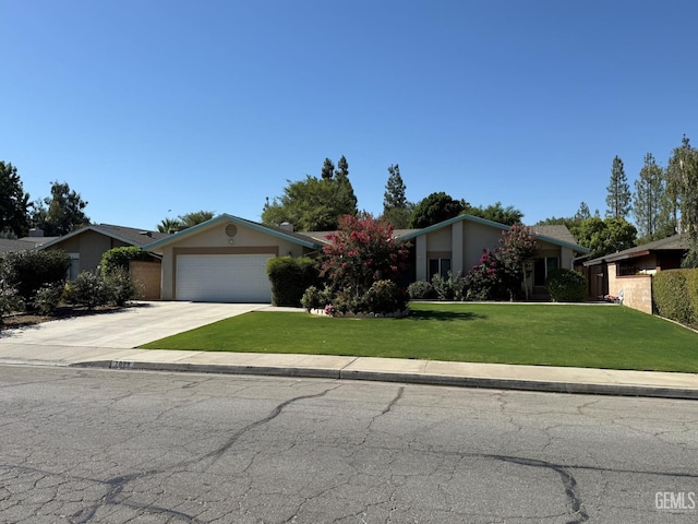 7009 Quailwood Dr, Bakersfield, CA 93309 - view of front facade featuring a front lawn, driveway, a garage, and stucco siding