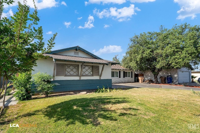 2109 Custer Ave, Bakersfield, CA 93304 - view of front of house featuring stucco siding and a front yard