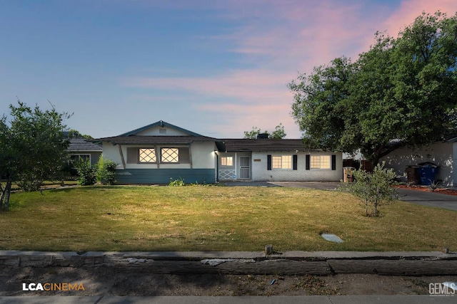 2109 Custer Ave, Bakersfield, CA 93304 - ranch-style house with a front lawn