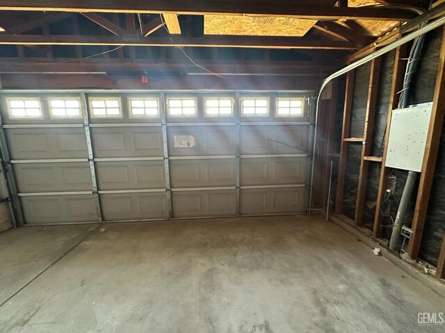 320 10th St, Mc Farland, CA 93250 - view of garage