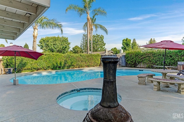 7701 Shetland Dr, Bakersfield, CA 93309 - view of swimming pool with an in-ground hot tub and a patio area