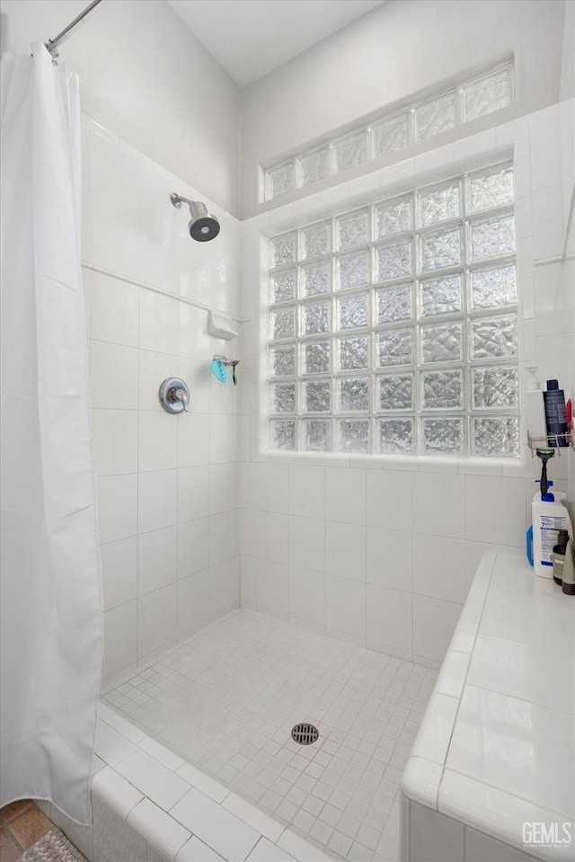 6707 Park W Cir, Bakersfield, CA 93308 - full bathroom featuring a tile shower