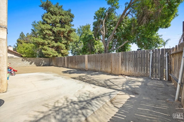 4715 Peacock Ct, Bakersfield, CA 93313 - fenced backyard with a patio area