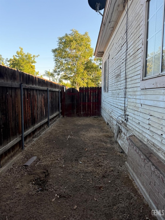 1107 Monterey St, Bakersfield, CA 93305 - view of yard