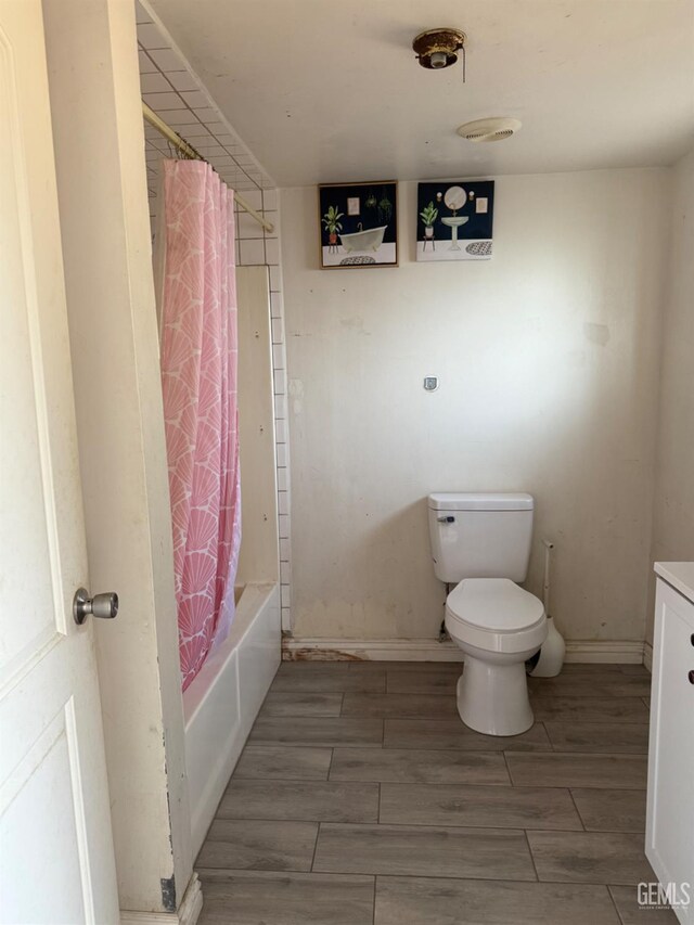 1107 Monterey St, Bakersfield, CA 93305 - bathroom featuring vanity, wood tiled floors, and shower / bath combo with shower curtain