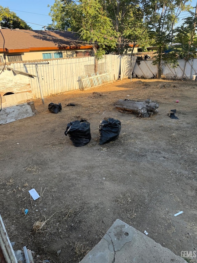 1107 Monterey St, Bakersfield, CA 93305 - view of yard