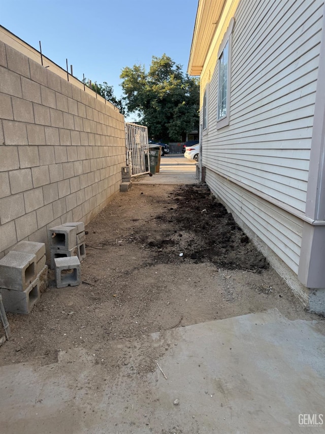 1107 Monterey St, Bakersfield, CA 93305 - view of side of home