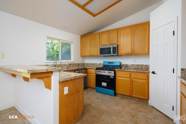 6905 Gwenivere Ct, Bakersfield, CA 93313 - kitchen with stainless steel appliances, a peninsula, vaulted ceiling, light stone countertops, and a breakfast bar