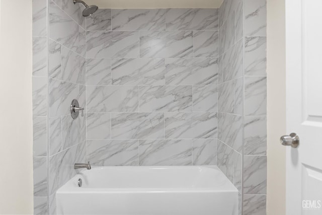 bathroom featuring tiled shower / bath combo