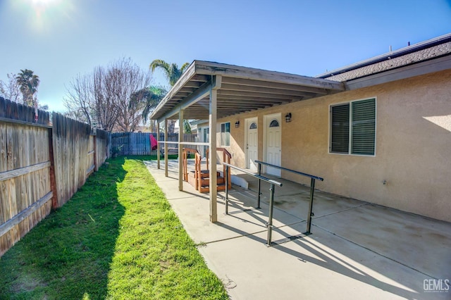 view of yard featuring a patio