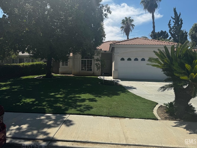 view of front of property featuring a front yard and a garage