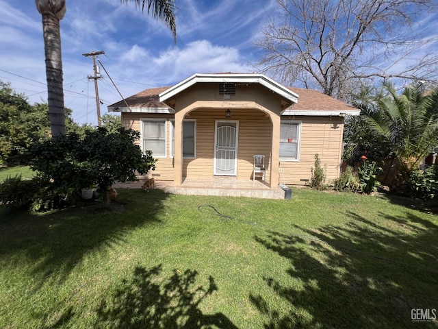 view of front of property featuring a front lawn