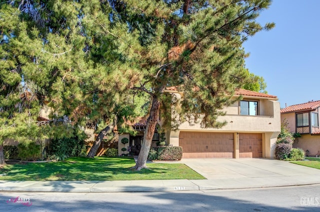 view of front of house featuring a garage and a front yard