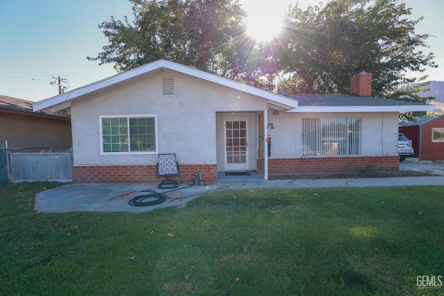 view of front of property featuring a front yard