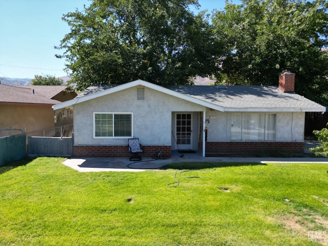 view of front of house featuring a front lawn