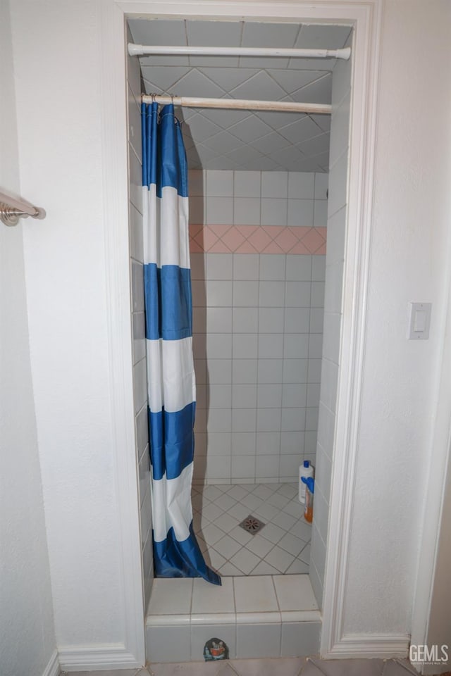 bathroom featuring a shower with shower curtain