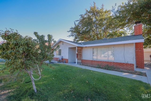 single story home featuring a front yard