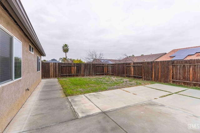 view of yard featuring a patio area