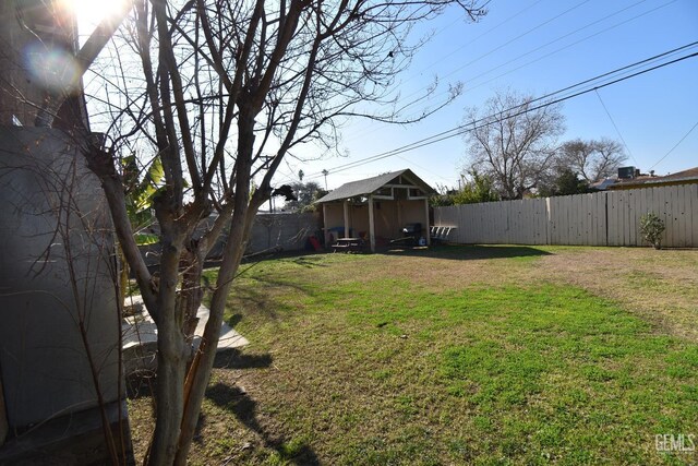 view of yard with a storage unit