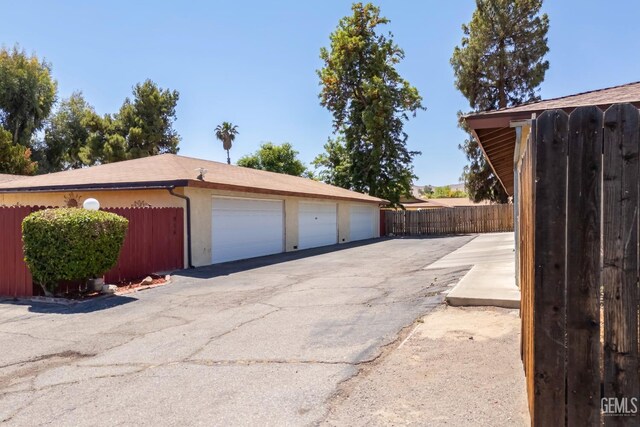914 4th St, Taft, CA 93268 - garage featuring fence